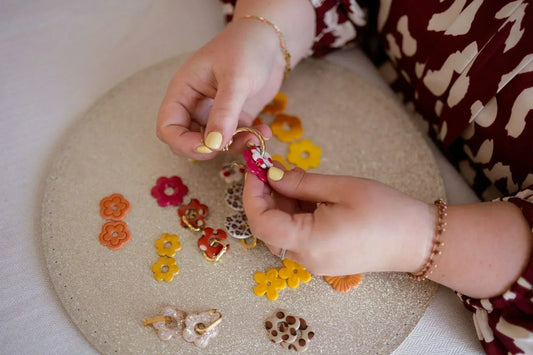 Adopte les créoles interchangeables : le bijou artisanal qui s’adapte à toi 🌿